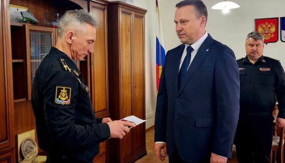 Yuri Kozlyuk gets his son’s medal ‘for bravery’ from Severomorsk Mayor Igor Prasov. Photo: Newspaper Na Strazhe Zapolyare on social media VK
