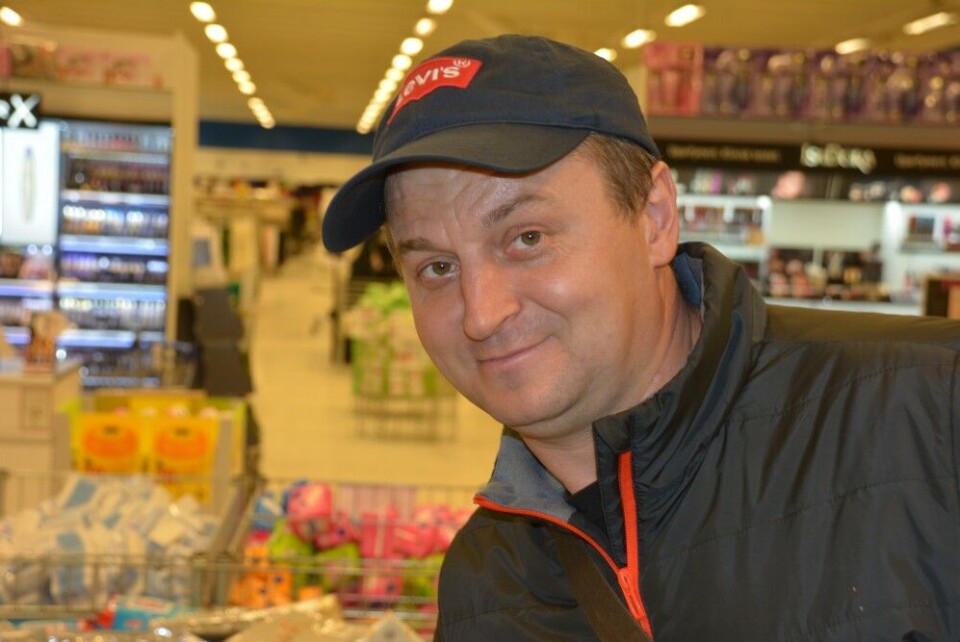 Aleksandr from Murmansk does his shopping in Kirkenes, Norway. Photo: Thomas Nilsen