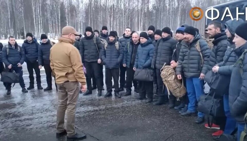 Бывшие заключенные из ЧВК 'Вагнер' вернулись в Карелию. Скриншот видео с канала 'Евгений Пригожин (ЧВК Вагнер)'. Человек в коричневой курте - Евгений Пригожин.