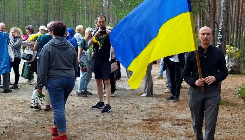 Андрей Литвин c флагом Украины в День памяти Большого террора .Сандармох — лесное урочище в Карелии, ставшее в 1937—1938 годах местом массовых расстрелов и захоронений сталинского Большого террора. Оно находится в 19 километрах от Медвежьегорска. Фото: From Karelia with freedom