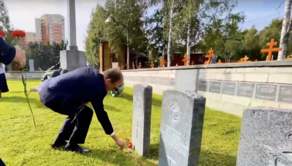 Том Додд возложил цветы к могилам участников Северных конвоев.Скриншот: группа «Посольство Великобритании в России» во «Вконтакте».