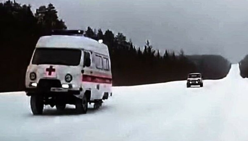 На снимке: машина скорой помощи в Коми едет по дороге без колеса. Фото: komionline.ru