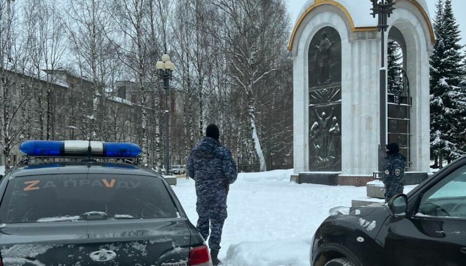 Силовики Сыктывкара продолжают охранять часовню. Фото: «Собрание общественности Республики Коми»