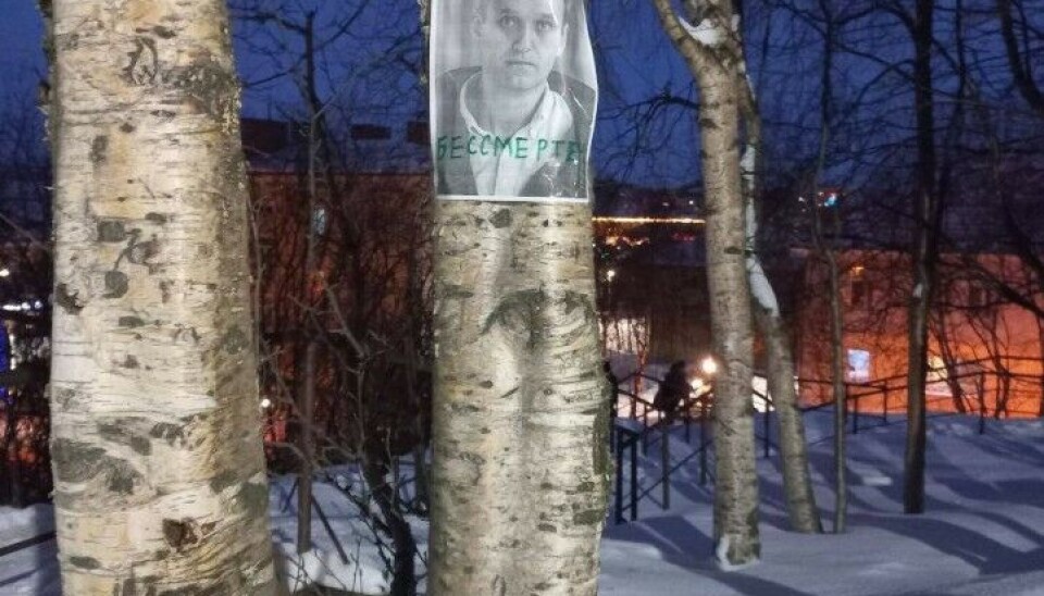 Мемориал, возведенный рядом с местом, где раньше располагался штаб Навального в Мурманске.