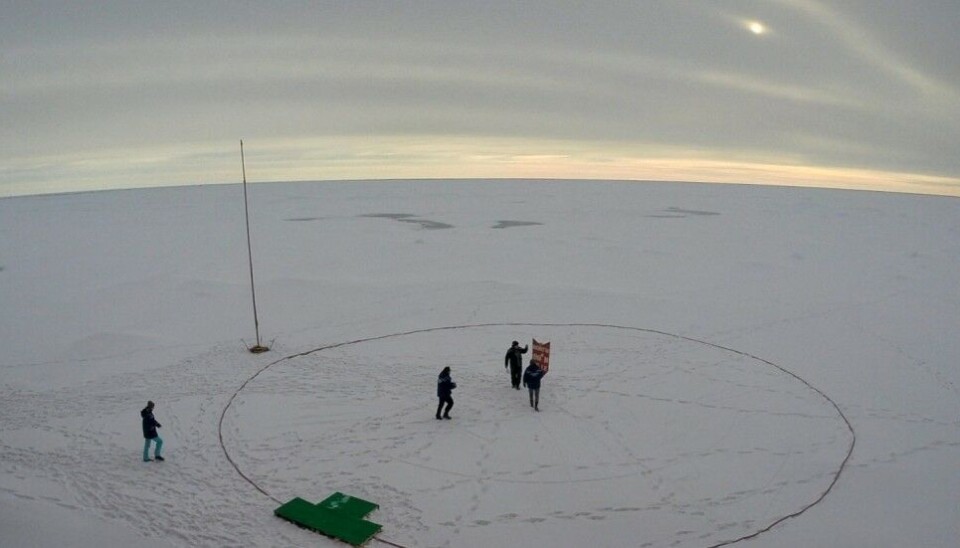 Вид на Северный полюс с борта ледокола '50 лет победы'. Недалеко видны проталины. Фото: Денис Загорье.