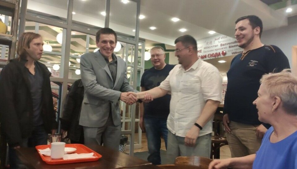 Андрей Боровиков встречается с близкими после освобождения из тюрьмы.