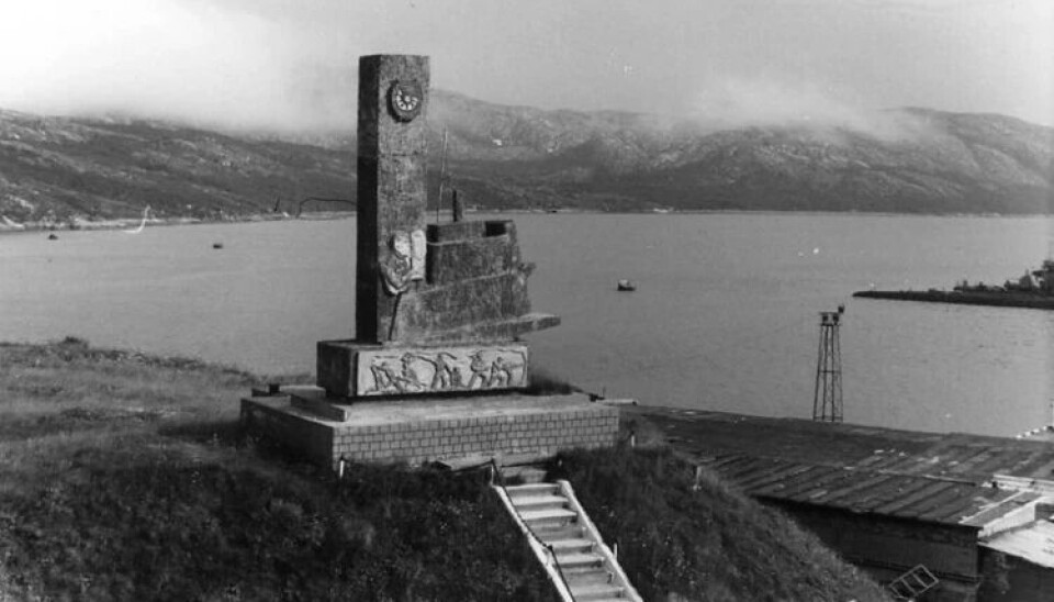 Памятник героям-подводникам представлял собой вырубленную из камня рубку подводной лодки и четырехгранный пилон высотой более восьми метров. Фото: vk.com/murman.voopik
