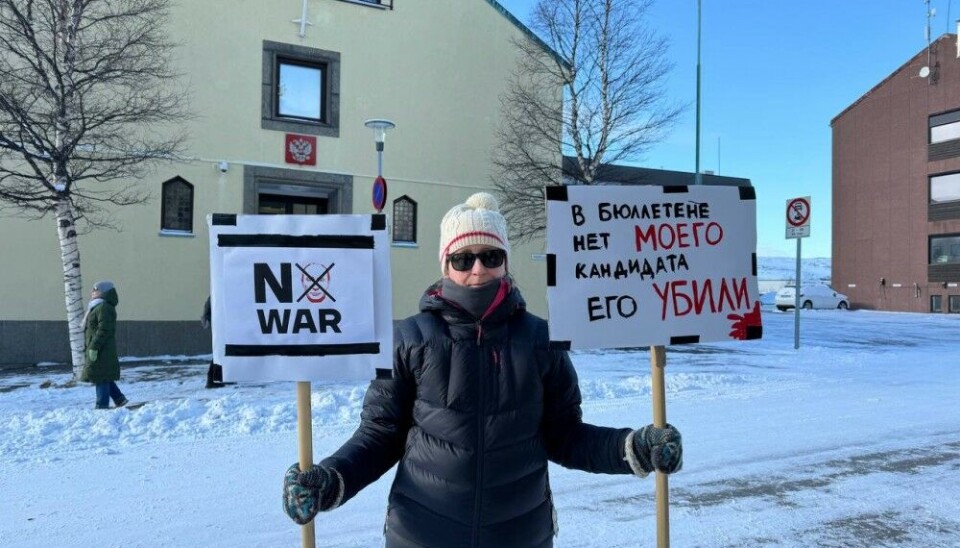 Активистка перед зданием Генерального консульства, где проходило голосование. Фото: Олеся Кривцова