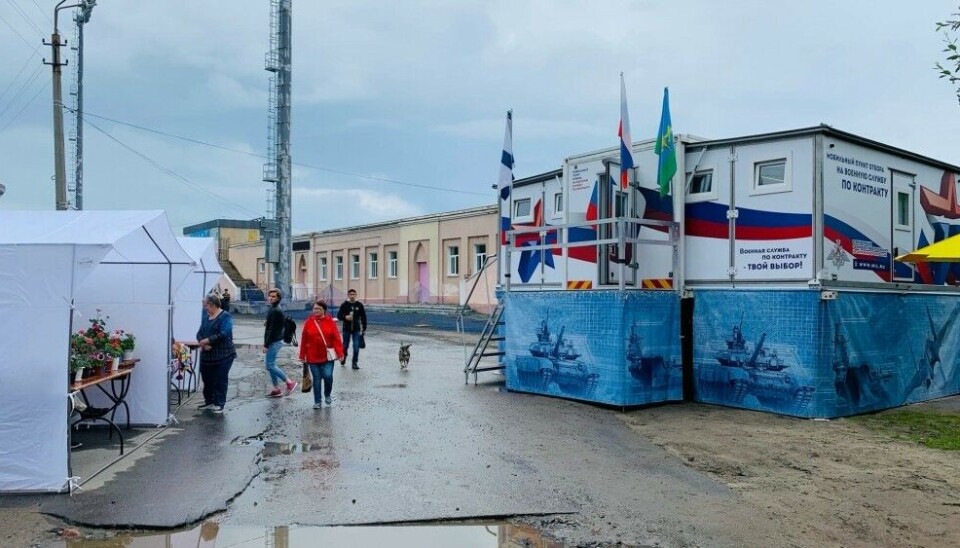 Такие мобильные пункты приема на контрактную службу были развернуты в нескольких городах Кольского полуострова летом 2022 года. Фото: сообщество «Пункт отбора на военную службу г. Мурманск СФ» во «ВКонтакте»