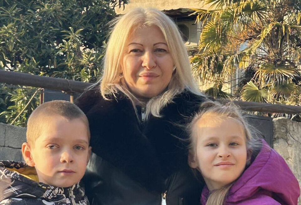 Лидия Прудовская вместе со своими детьми.