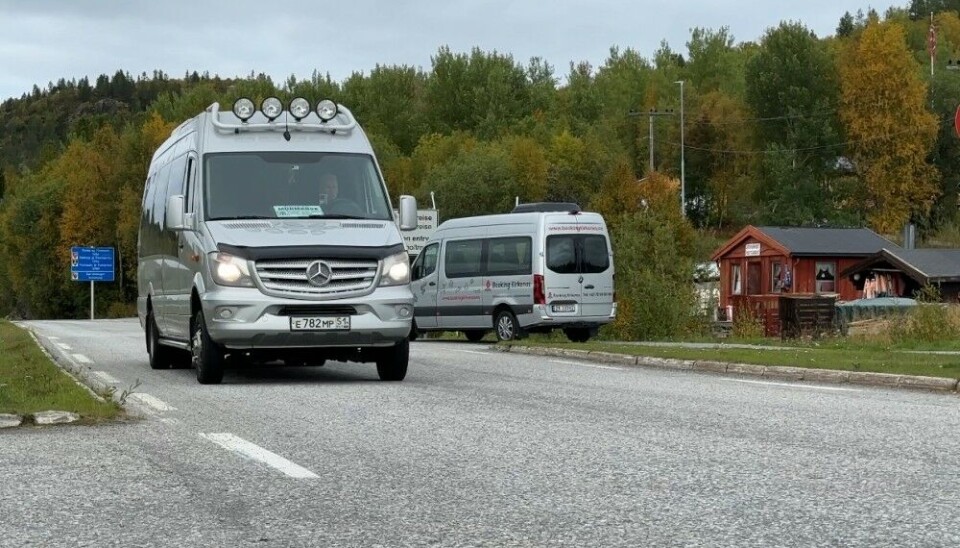 Один из рейсовых микроавтобусов подъезжает к Российско-Норвежской границе. Фото: Денис Загорье.