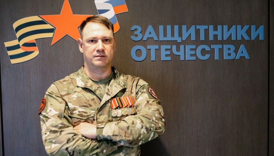 Новый директор спортивной школы в Сыктывкаре не скрывает связи со скандальным вооруженным формированием: на его плече - знаменитый шеврон ЧВК 'Вагнер'. Фото: 'Защитники Отечества | Республика Коми'