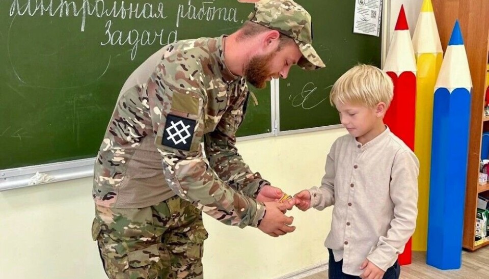 Витали Гаврин на уроке в школе №4 Коряжмы. На плече у него тактический шеврон группировки «Север». Фото: официальная группа школы во «Вконтакте».