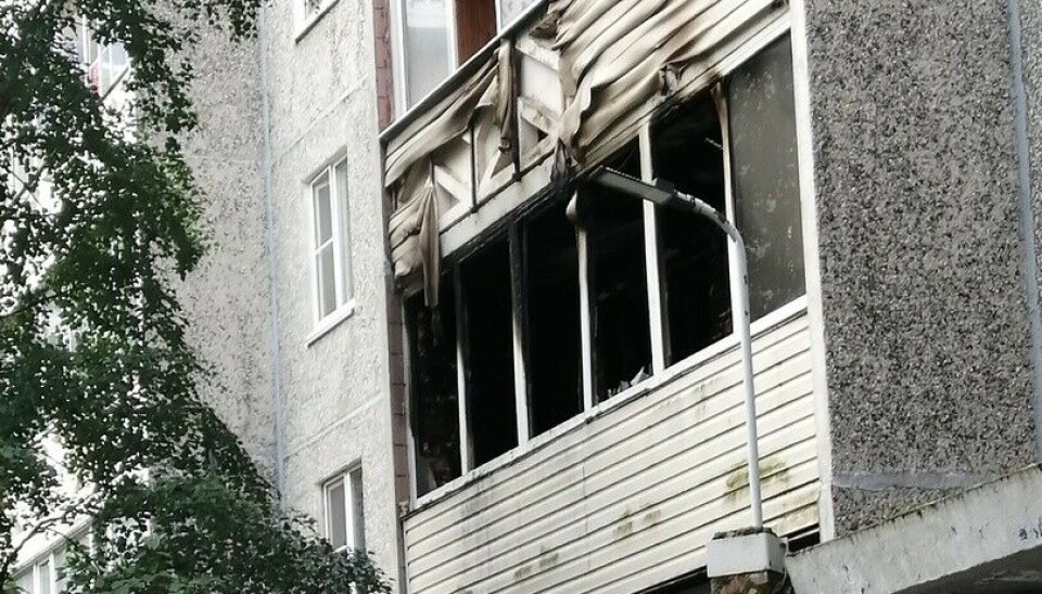 От пожара, устроенного вернувшимся из Украины убийцей, пострадали квартиры верхних этажей. Фото предоставлено Barents Observer жительницей соседнего дома
