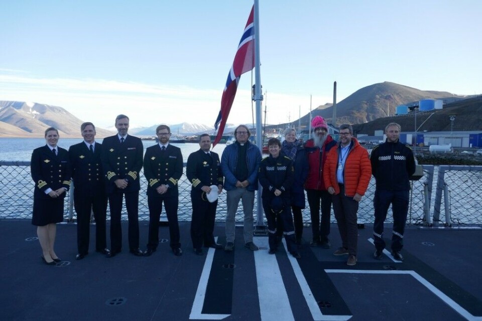 Экипаж и гости из числа местных жителей на борту фрегата «Хельге Ингстад» в порту Лонгъира. Фото: Королевские ВМС Норвегии