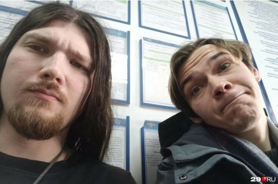 Журналисты Ярослав Вареник и Антон Данилов в отделении полиции. Фото: 29.RU