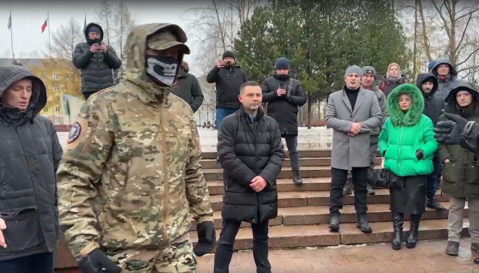 Люди с символикой ЧВК 'Вагнер' на встрече депутата Олега Михайлова с избирателями. Скриншот видео в паблике КПРФ Коми