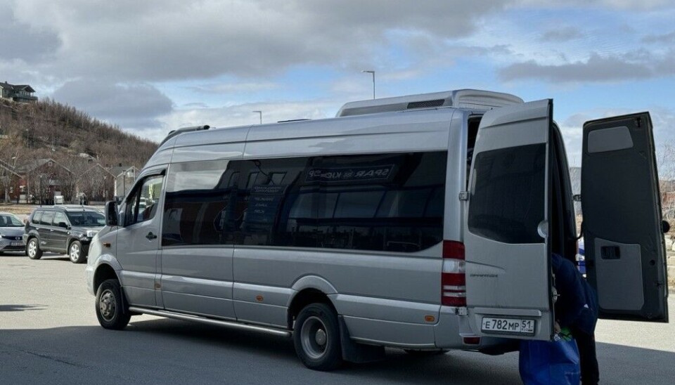 Приехавшие за покупками туристы («шопперы») загружают под завязку забитые сумки с продуктами в микроавтобус. Фото: Георгий Чентемиров