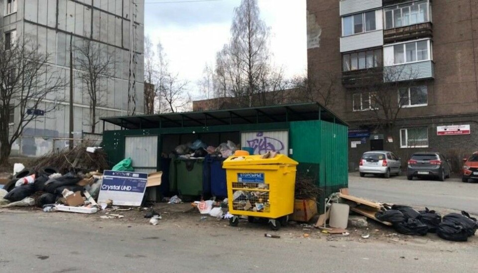 Типичная контейнерная площадка в Петрозаводске. Фото: читатель Barents Observer
