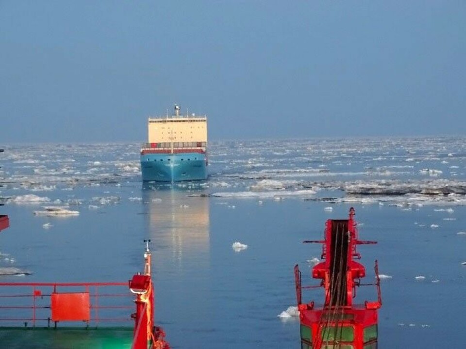 First container ship successfully breaks through the ice