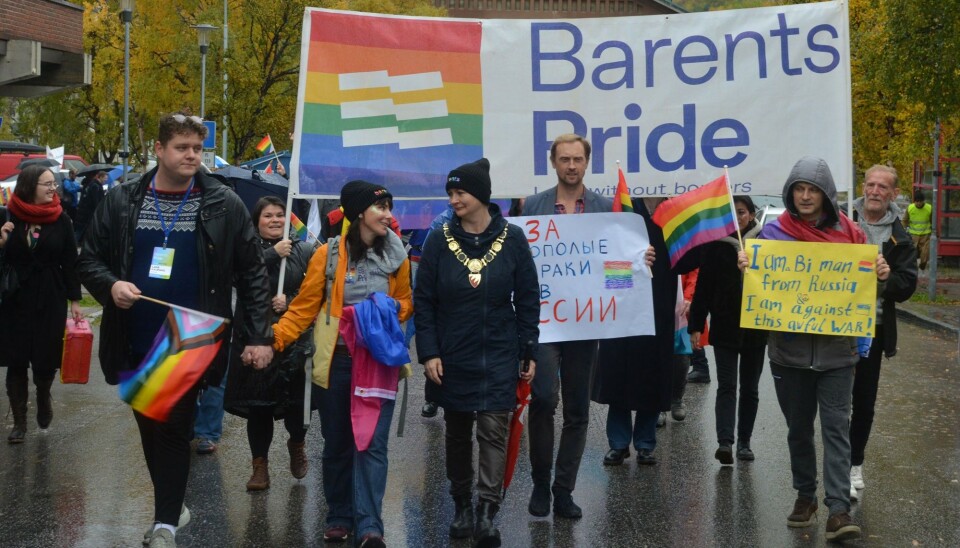 Valentina Likhoshva (center) together with Kirkenes town Mayor Lena Bergeng. Photo: Atle Staalesen