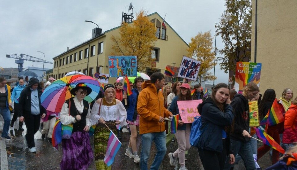 Прайд перед зданием Генерального консульства России в Киркенесе. Фото: Атле Столесен