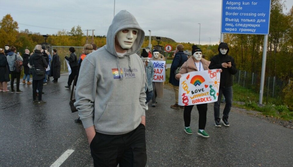 Во время митинга у пункта пропуска Стурскуг участники прайда надели маски. Фото: Атле Столесен