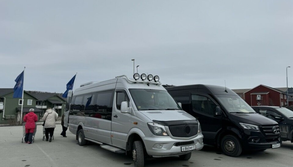 Two minibuses from Murmansk arrived at the parking lot of Norwegian supermarket REMA 1000 in Kirkenes. Photo: Elizaveta Vereykina