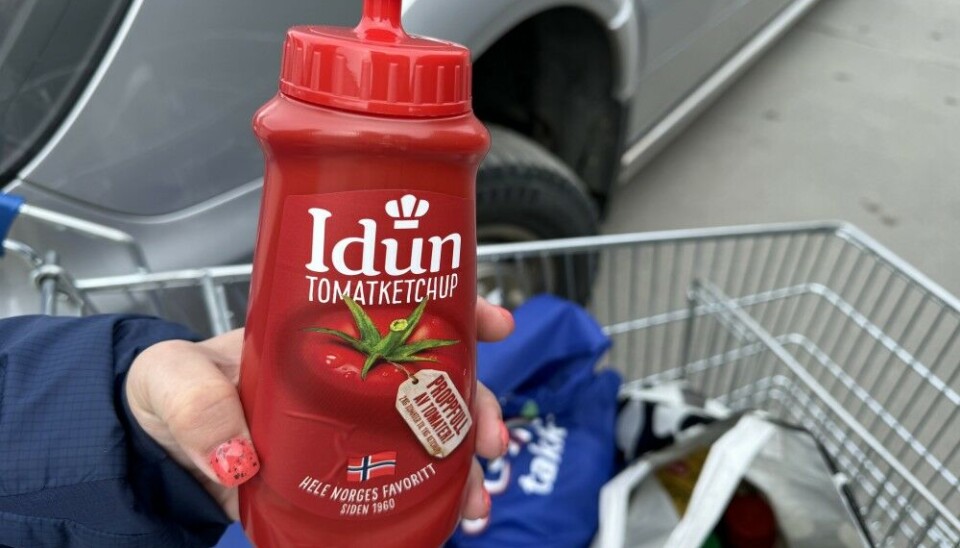 Ekaterina from Murmansk shows the Norwegian ketchup that she buys regularly in Kirkenes. In her opinion, it is much better than the ketchup produced in Russia. Photo: Elizaveta Vereykina