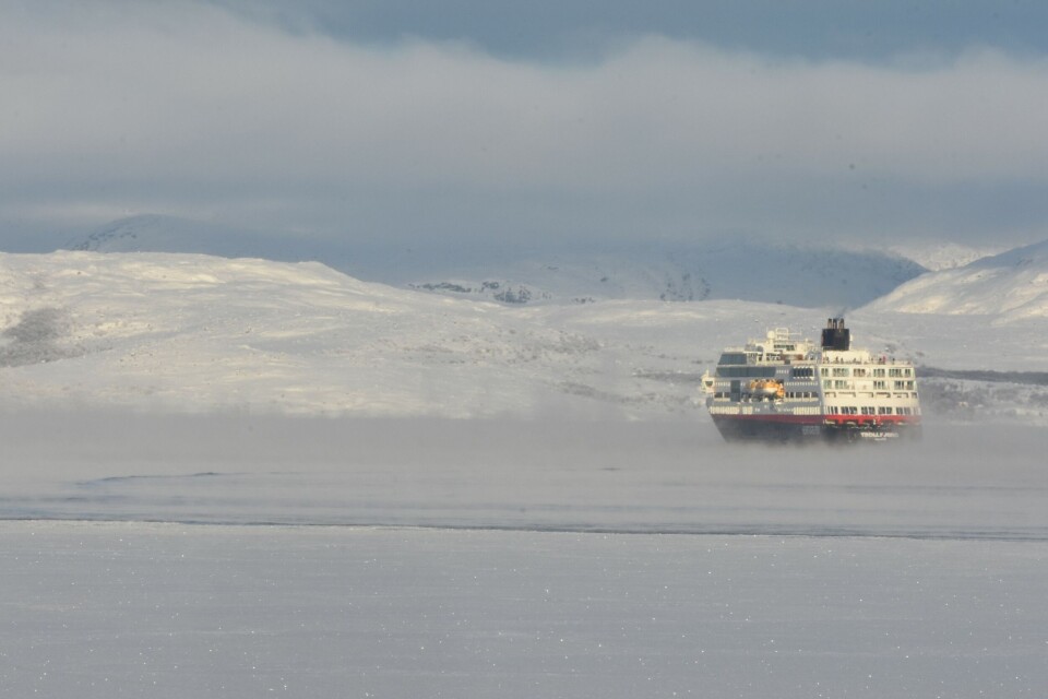 Одно из судов Hurtigruten идет на всех парах по замерзшему заполярному фьорду. Фото: Томас Нильсен