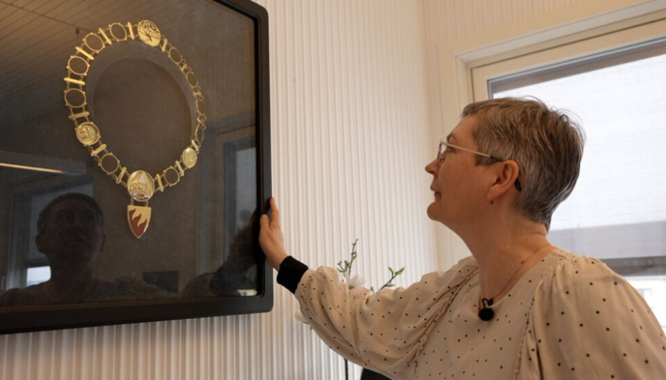  Mayor of Kirkenes Lena Bergeng shows her chains of office. Photo by: Elizaveta Vereykina 
