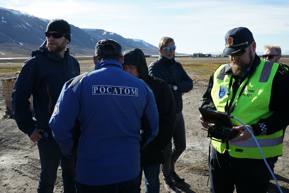 Testing of drones in Adventdalen outside Longyearbyen on Svalbard. Police officer with Sysselmannen, Espen Olsen, is drone pilot. Photo: Thomas Nilsen