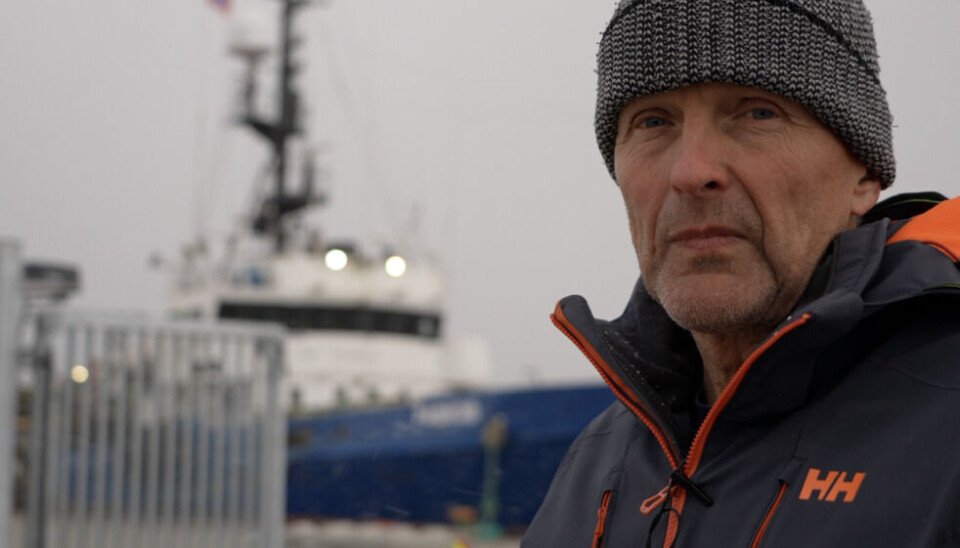  Municipal council member Brede Sæther in the harbour of Kirkenes with Russian fishing ship “Rashkov” in the background. Photo by: Elizaveta Vereykina 