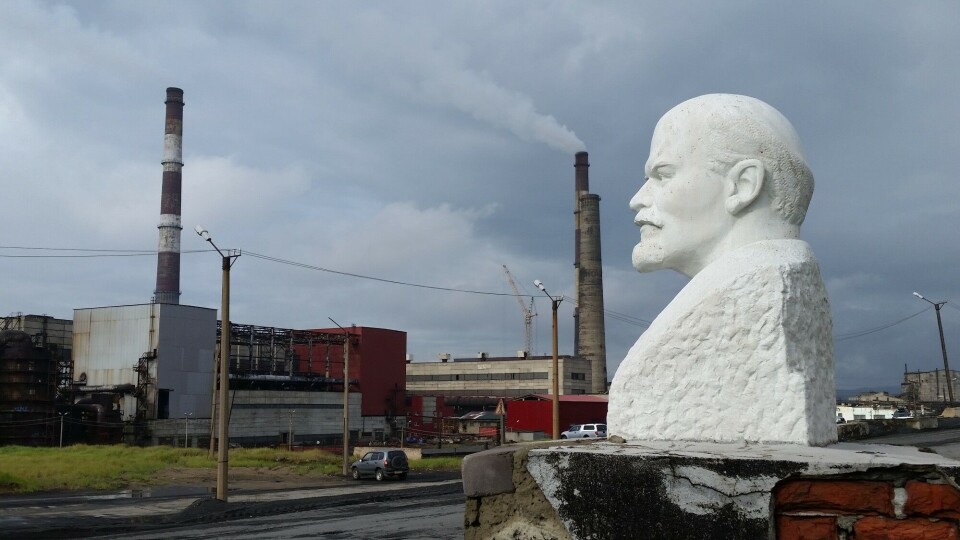 White-painted Lenin in front of the smelter in Nikel. Photo: Thomas Nilsen