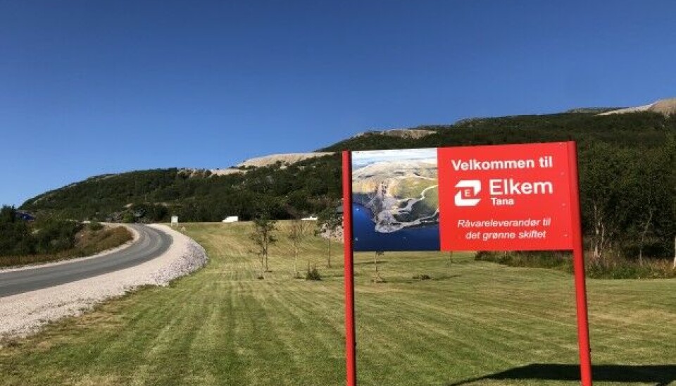 The sign reads that Elkem Tana is raw material supplier for the green transition. Quartzite is among other things needed for the production of electrical cars and wind turbines. Photo: Hannah Thulé