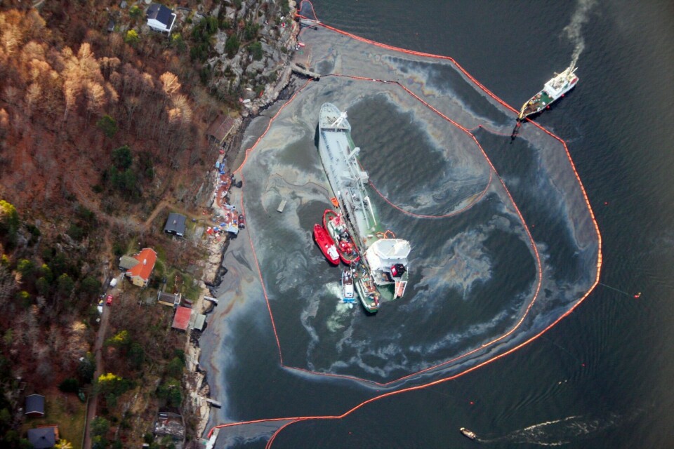 Oil recovery operations after MV Crete Cement ran aground outside Fagerstrand in 2008. Photo: Norwegian Coastal Authority