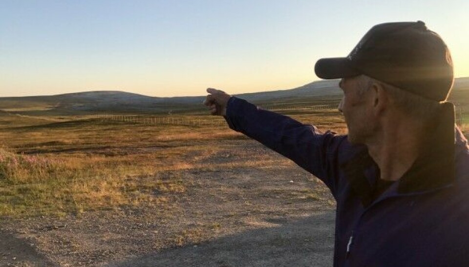 Magne Andersen shows the migratory tracks of the reindeer. Photo: Hannah Thulé