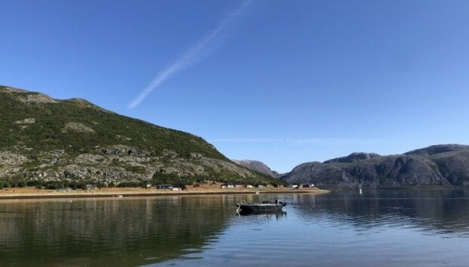 Danish artists Nanna Elvin Hansen and Eliza Bożek stayed for some time in Lávvonjárga, a spot accessible by boat in summer. There the duo recorded sounds underwater and streamed live radio. Cargo ships from the quarry pass by, not far from the beach. Photo: Hannah Thulé
