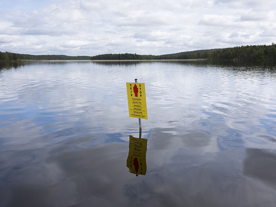 Sign showing the border between Finland and Russia, in the middle of the Pasvik river. Photo: Céline Clanet