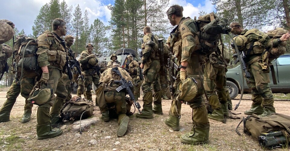 Norwegian Army soldiers with the Porsanger battalion regrouped after withdrawing from a counter-attack on the U.S. and Finnish team in the exercise area. Photo: Thomas Nilsen