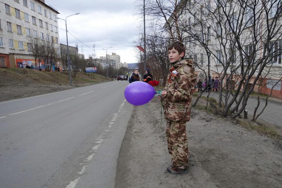 9th May in border town Nikel. Photo: Atle Staalesen