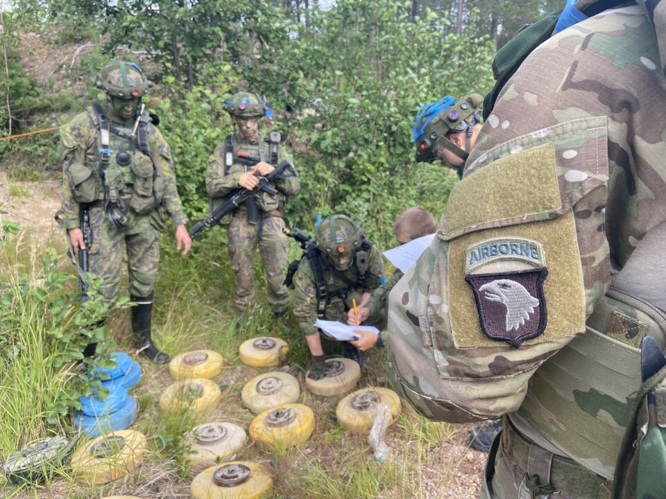 The Finnish soldiers show their American partners how to deploy mines in the terrain. Photo: Thomas Nilsen