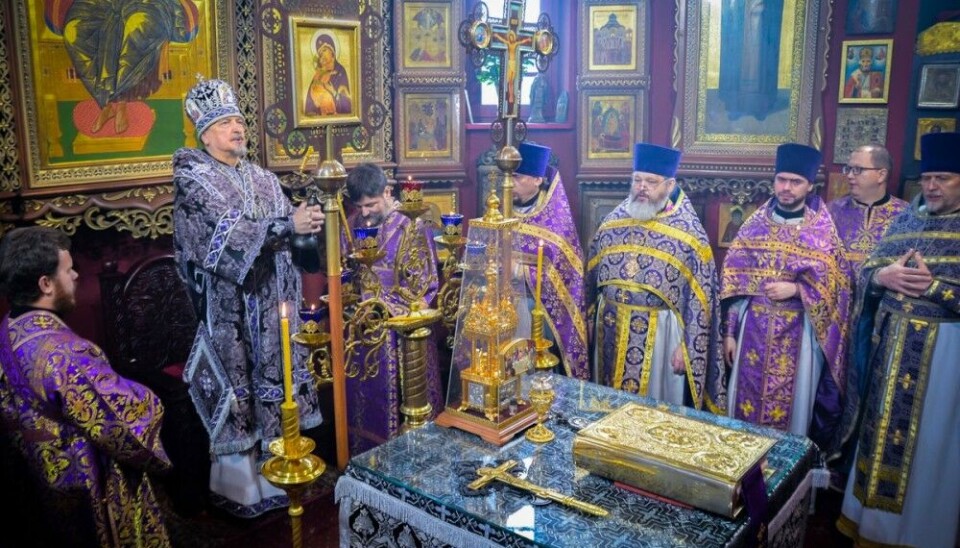 Отец Борис (третий справа) с митрополитом Митрофаном в своем храме в Мурманске. Фото: Мурманская епархия