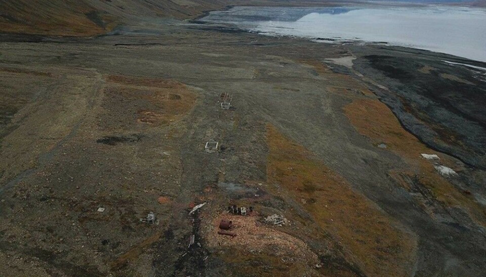The signs of human activity that remain after the cleanup in Svea date from before 1946 and are therefore automatically protected as cultural heritage. The building foundations in the centre of this image supported barracks during the time Svea was a Swedish mining community (1917–1925). The rusty tank and scattered debris in the foreground were part of a power station.