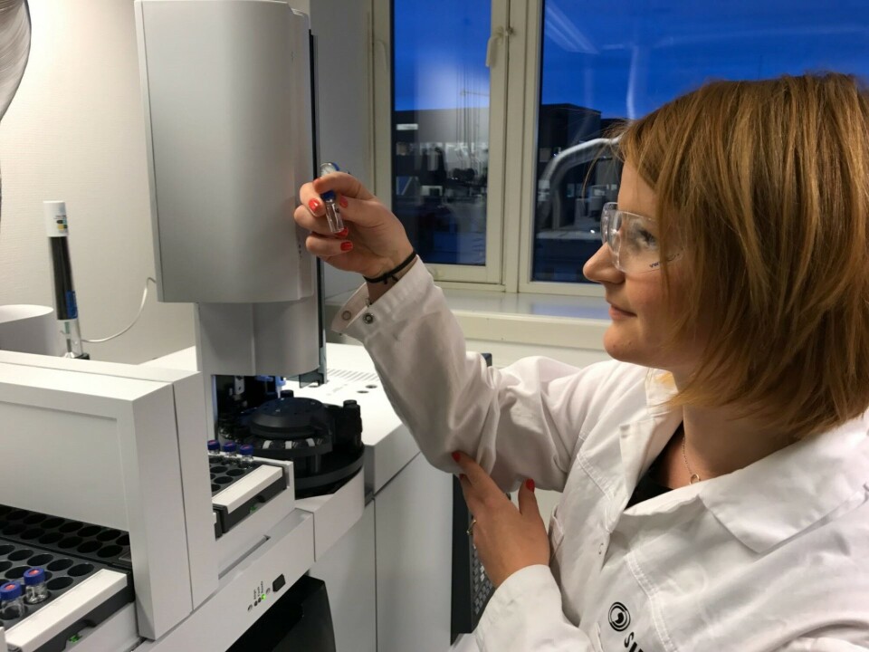 Lisbet Sørensen at SINTEF Ocean analyses a rubber granules sample. Photographer: Mimmi Throne Holst/SINTEF Ocean.