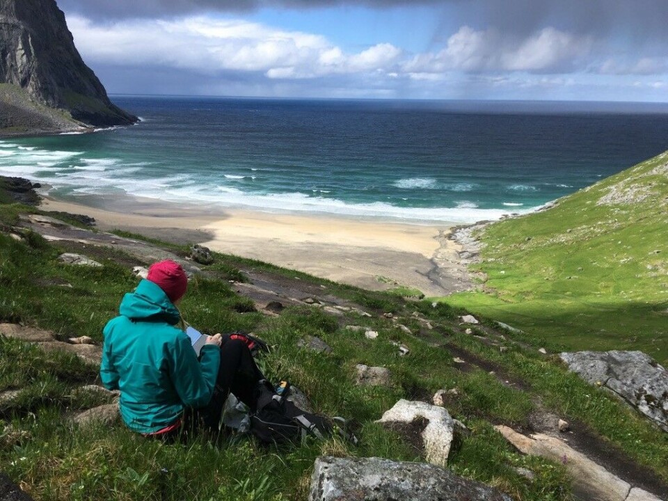 Can we convince tourists to go hiking without leaving any traces?