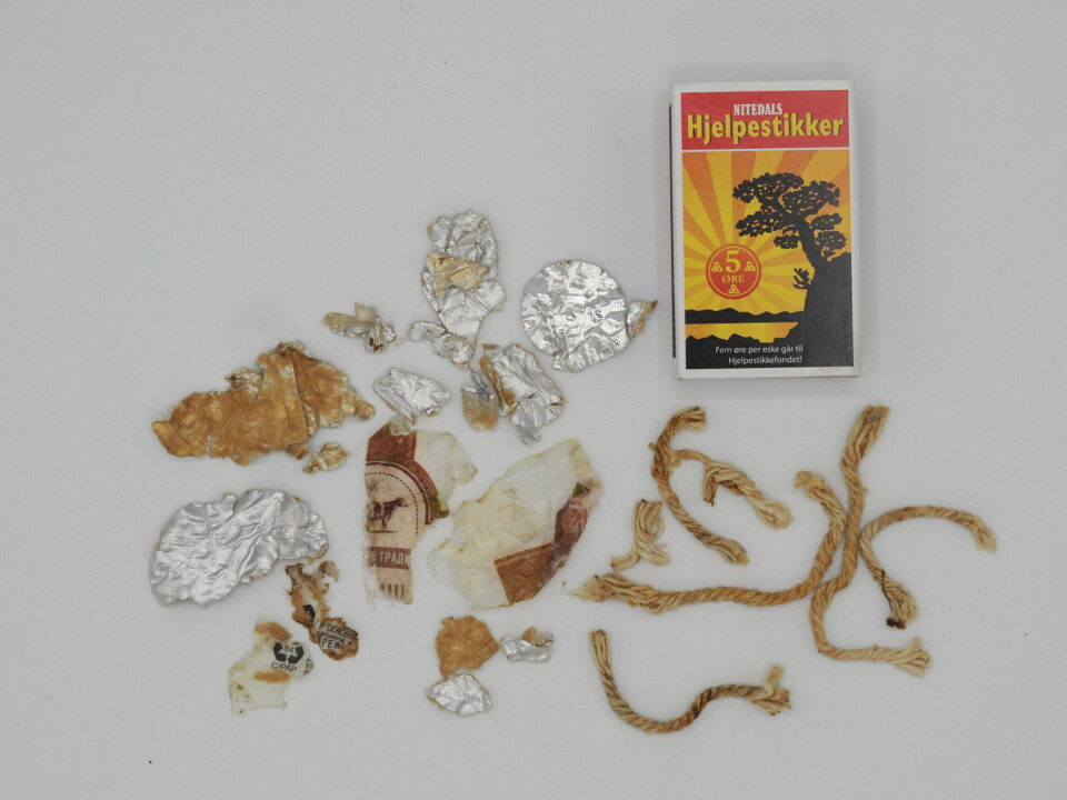 Stomach content from arctic foxes. One had eaten a medium thick cotton rope and the other had eaten a cream carton manufactured in Belarus. Photo: IG Hallanger and A Ask / Norwegian Polar Institute