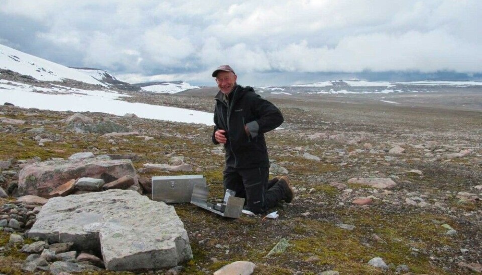 A new monitoring method was developed in the COAT programme headed by Rolf A Ims. Here he is seen setting up a new type of camera trap that run continuously, winter and summer, and records the activity of small mammals – including the vole that hosts the parasite mentioned in Svalbardposten. Photo: Xavier Lambin / University of Aberdeen.