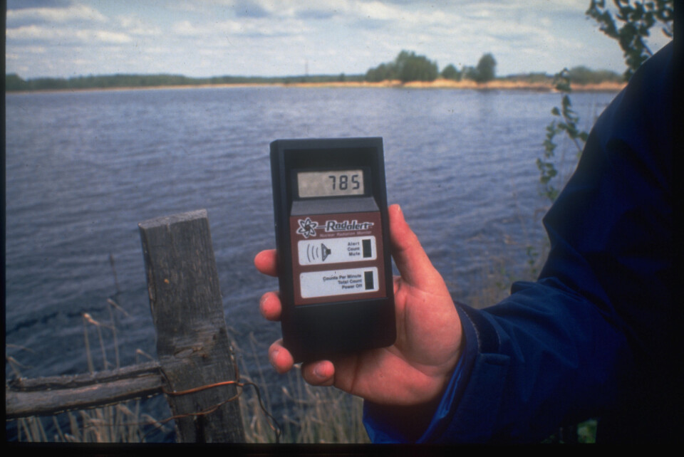 One of the reservoirs near Mayak where millions of cubic meters of liquid radioactive waste are stored. The geiger counter shows 785 micro roentgen per hour. Photo: Thomas Nilsen