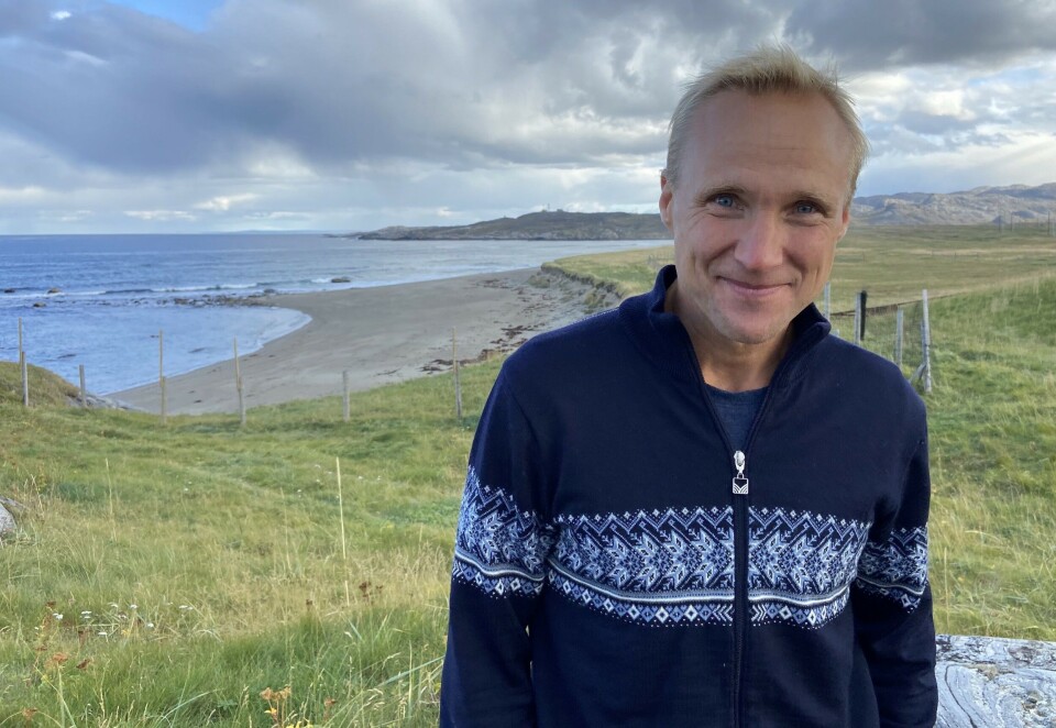 Lieutenant Colonel Tormod Heier is a professor at the Norwegian Defense College. Here at Grense Jakobselv with Russia in the background. Photo: Thomas Nilsen
